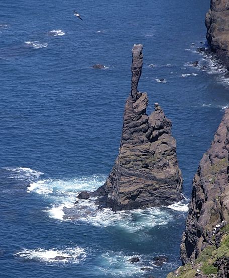 Kanrsk ostrovy. Gran Canaria. Takto vypadalo skalisko Dedo de Dios (Bo prst) ped pokozenm bou v roce 2005