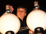 Premir Jan Fischer rozsvcuje na praskm Palachov nmst ob svcen u pleitosti idovskho svtku Chanuka (13. prosince 2009)