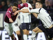 Bolton - West Ham United: domc Gary Cahill (vpravo) a Guillermo Franco