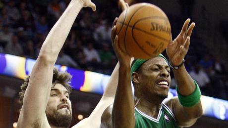 Memphis - Boston, hostující Paul Pierce (vpravo) v souboji s domácím Marcem Gasolem