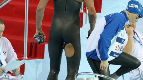 DÍRA. Michal Rubáek musel plavat ve finále ME na 100 metr motýlek s prasklými plavkami.