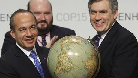 Britský premiér Gordon Brown (vpravo) pedává globus mexickému prezidentovi Felipe Calderonovi