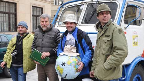 Slavnostní rozlouení s posádkou expediní Tatry 805, která se chystá na výpravu do jiní Ameriky