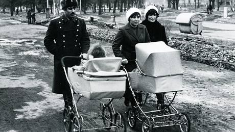 Gustav Aulehla: Rodina sovtského dstojníka, Krnov 1981
