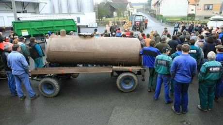 Nkolik desítek farmá s traktory, vlekami i arvami zablokovali vjezd do mlékárny v Olenici