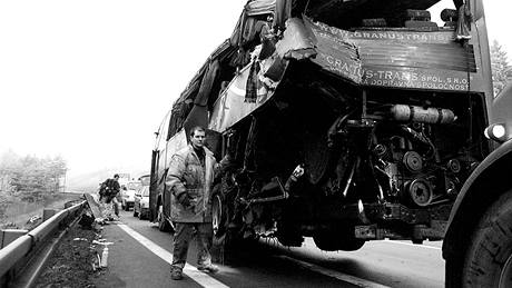 13. prosince 2004 smetl kamion u Devíti kí autobus jedoucí z Prahy do Koic. V nm zahynulo est lidí
