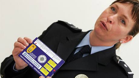 Brnnská policejní mluví Soa Svobodová ukazuje kartiku identifikace drog