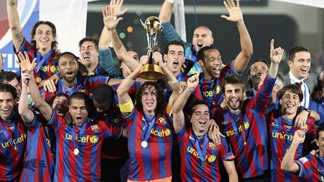 Barcelona: fotbalisté se radují po vítzství ve finále mistrovství svta klub