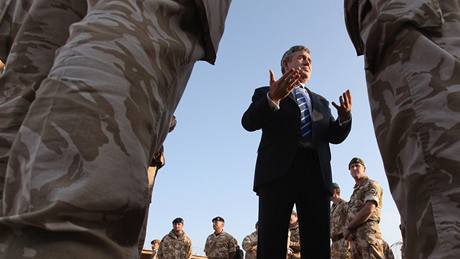Gordon Brown na britské základn Camp Bastion v Afghánistánu, kde piletl pozvednout morálku. (13. prosince 2009)