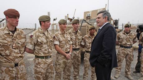 Gordon Brown na britské letecké základn v Kandaháru v Afghánistánu, kam piletl pozvednout morálku. (13. prosince 2009)