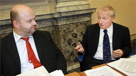 Ministr vnitra Martin Pecina a ministr financí Eduard Janota ped schzí vlády. (14. prosince 2009)
