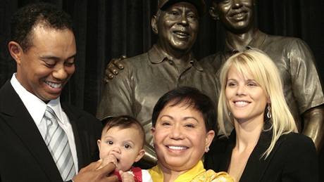 Tiger Woods, jeho dcera Sam Alexis, matka Kultida a manelka Elin, msc ped porodem syna.
