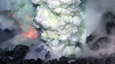 Výbuch sopky Západní Mata: výron magmatu