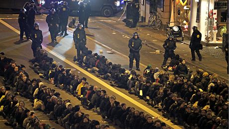 Dánská policie v akci bhem demonstrace za sníení emisí v Kodani, která hostí historický summit o klimatu (12. prosince 2009)