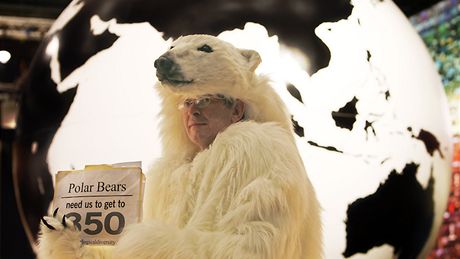 Summit o klimatu v Kodani - aktivista pevleený za ledního medvda s peticí vyzývající USA k omezení emisí (12. prosince 2009)
