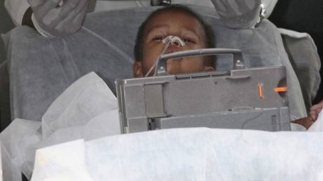 Lékai vyjmuli z tla brazilského chlapce zatím tyi jehly, ekají ho dalí operace (18. prosince 2009)