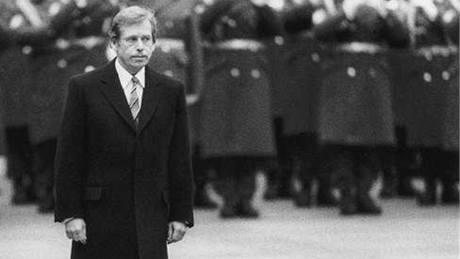 Václav Havel na vojenské pehlídce.