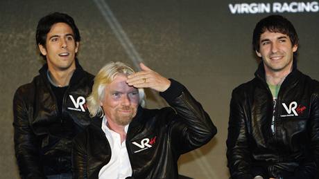 Uprostřed Richard Branson, majitel týmu Virgin Racing. Vedle něj piloti Timo Glock (vlevo) a Lucas Di Grassi Uprostřed Richard Branson, majitel týmu Virgin Racing. Vedle něj piloti Timo Glock (vlevo) a Lucas Di Grassi