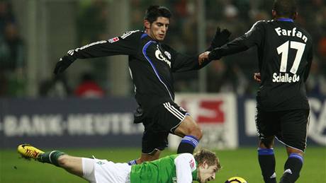 FC Porto (v bílomodrých) dresech vyhrálo. Protoe Benfica a Braga prohrály, ztrácí tým z Porta na elo tabulky u jen bod.