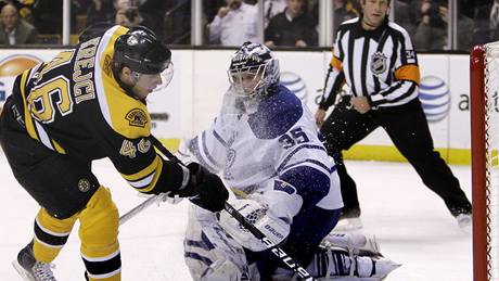 Boston - Toronto: domácí David Krejí pekonává brankáe Toronta. Tím je Vesa Toskala.