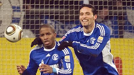 Jefferson Farfan (vlevo) z Schalke se raduje s Kevinem Kuranyim z vítzného gólu.