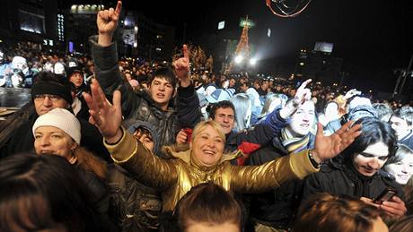 Makedonci oslavují v ulicích Skopje zavedení bezvízového styku do EU (19. prosince 2009) 