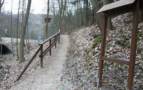 Zniený informaní panel u Masarykovy studánky