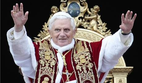 Pape Benedikt XVI. pronáí tradiní poehnání Mstu a svtu. (25. prosince 2009)