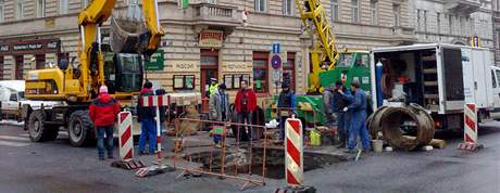 Oprava potrubí na kiovatce magistrály a Rumunské ulice v Praze. (22. prosince 2009)
