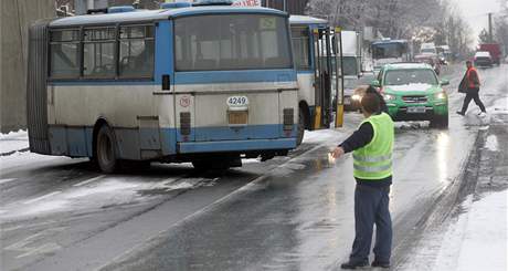 Autobus se zlomil pes dva pruhy na ledovce