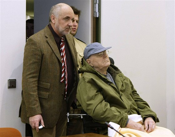 John Demjanjuk v soudní budov (21.12.2009)