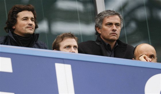 Jose Mourinho sleduje utkání Chelsea