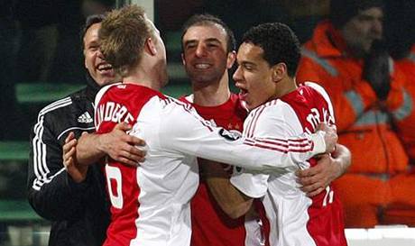 Hrái Ajaxu se proti WHC Wezep bavili hodn dobe.