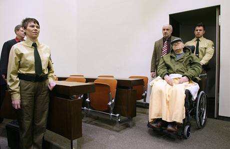 John Demjanjuk v soudn budov (21.12.2009)