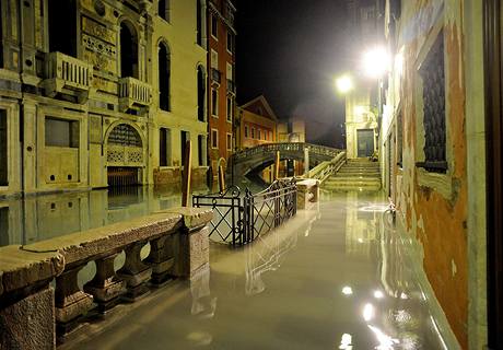 Italsk Bentky bojuj ve vnonch dnech se zplavami, voda se dosatala na nejvy hodnotu za tento rok - 144 cm (23. prosince 2009)