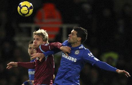 West Ham - Chelsea: Radoslav Kov (Vlevo) a Michael Ballack
