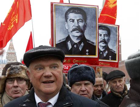 Stalinist si dali pi oslavch 130. vro Stalinovy smrti sraz na Rudm nmst v Moskv (21. listopadu 2009)