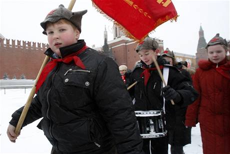 Stalinist si dali pi oslavch 130. vro Stalinovy smrti sraz na Rudm nmst v Moskv (21. listopadu 2009)