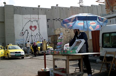 Ze mezi Izraelem a Palestinou. Na betlmsk stran ekaj taxiki ve lutch mladoboleslavskch octavich. Na tdr den chtj vydlat nejvc ekel v roce.