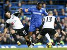 Chelsea - Fulham; Drogba prochz obranou Fulhamu.