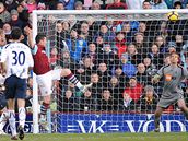 David Nugent (tet zleva) z Burnley skruje v zpase s Boltonem.