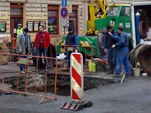 Oprava potrub na kiovatce magistrly a Rumunsk ulice v Praze. (22. prosince 2009)