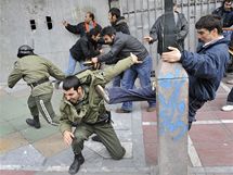 Pi protestech v centru Tehernu tekla krev (27. prosince 2009) 