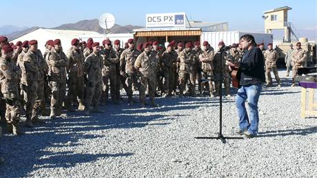Lídr známé skupiny Kamelot Roman Horký z Brna zahrál ped Vánocemi eským vojákm v Afghánistánu a Kosovu.