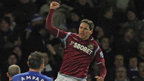 West Ham United - Chelsea: Guillermo Franco (uprosted), Frank Lampard (zády) a Ashley Cole