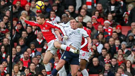 Cesc Fabregas z Arsenalu stílí gól. Branká Brad Friedel a Delph (oba Aston Villa) jen smutn pihlíejí.