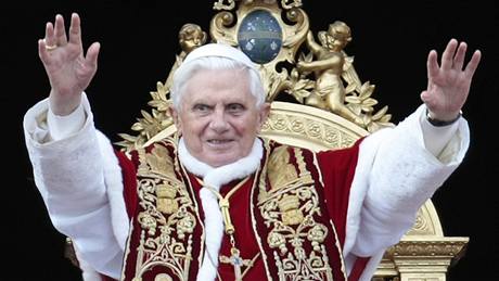 Pape Benedikt XVI. pronáí tradiní poehnání Mstu a svtu. (25. prosince 2009)