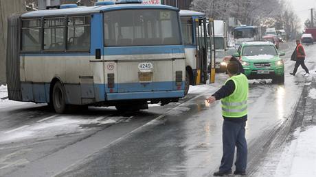 Autobus se zlomil pes dva pruhy na ledovce