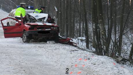 U Domašova narazilo auto do několika stromů, spolujezdec na místě zemřel U Domašova narazilo auto do několika stromů, spolujezdec na místě zemřel