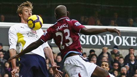 Tottenham - West Ham; Crouch (vlevo) -  Ilunga